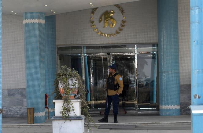 Des agents de sécurité afghans devant l’entrée de l’hôtel Intercontinental, le 23 janvier 2018.