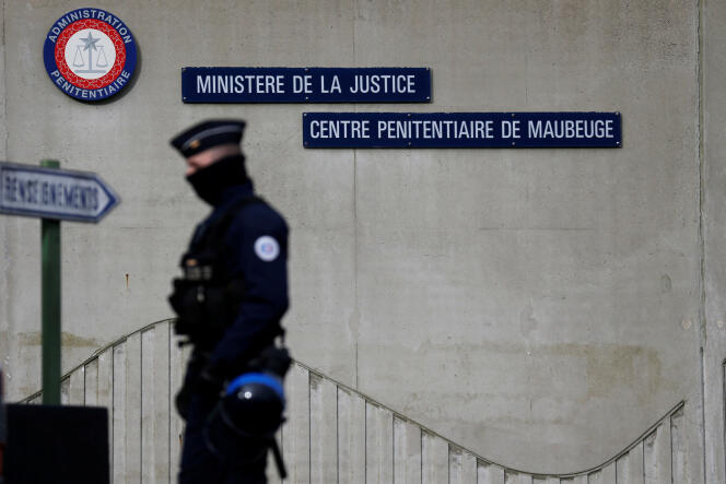 Un policier devant le centre pénitentiaire de Maubeuge. Le mouvement de mobilisation des gardiens de prison se poursuit mercredi 24 janvier.