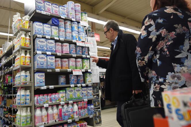 Contrôle de la DGCCRF dans un supermarché d’Orléans, le 11 janvier 2018, à la suite du retrait du marché des laits infantiles produits par Lactalis.