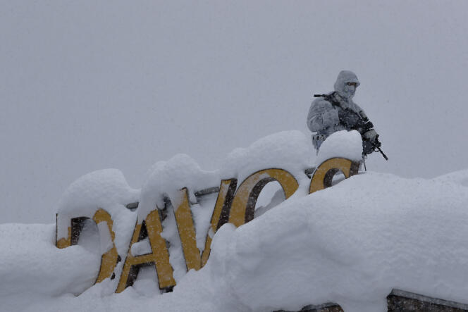 Des policiers armés à Davos, lundi 22 janvier.