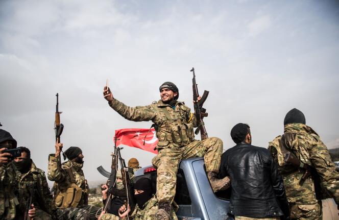 Des rebelles syriens progressent aux côtés de l’armée turque vers la frontière syrienne, près d’Hassa (province turque de Hatay), lundi 22 janvier