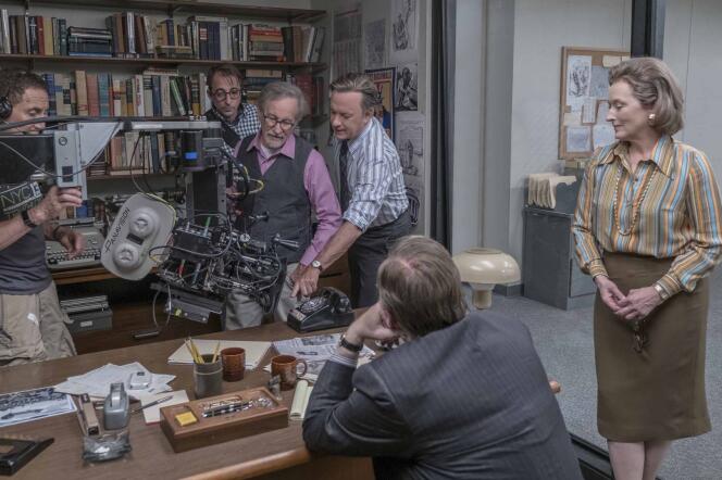 Steven Spielberg avec Tom Hanks et Meryl Streep sur le tournage de son film « Pentagon Papers ».
