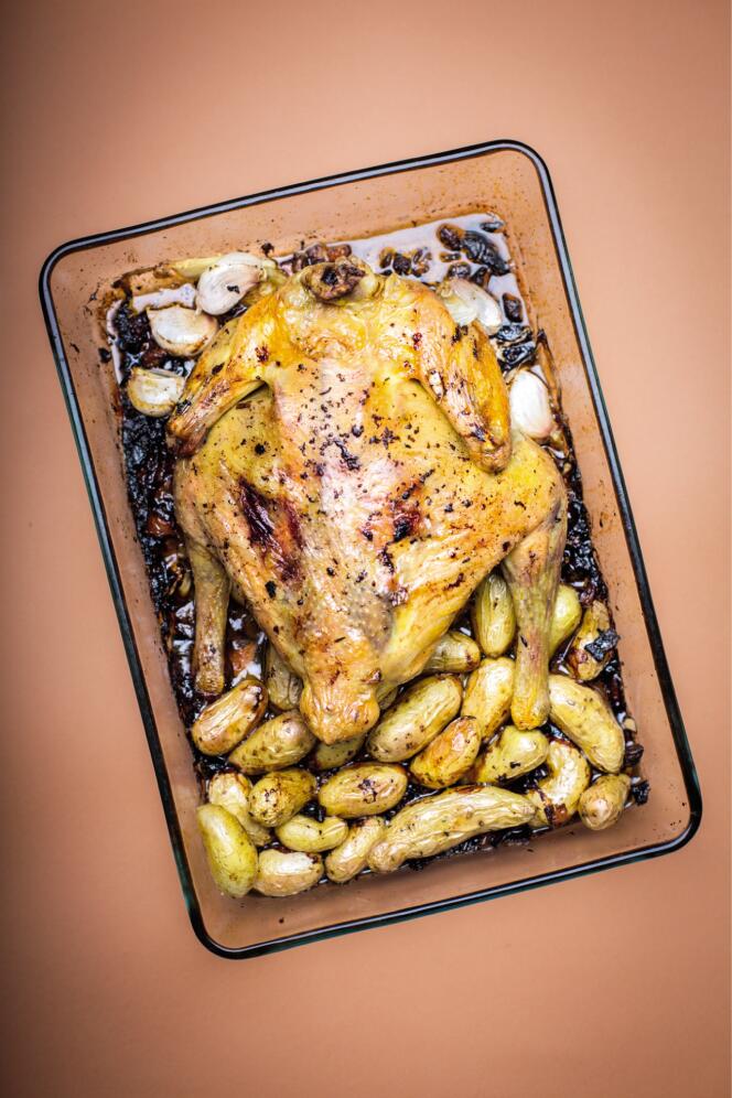 Pour une peau plus croustillante, mieux vaut une cuisson longue à basse température, en arrosant régulièrement le poulet rôti.