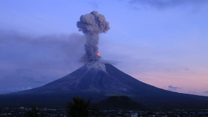 Le volcan Mayon continue à éjecter des colonnes de cendres, le 24 janvier 2018.