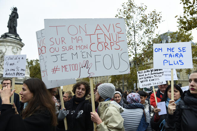 Des femmes brandissent des pancartes lors d’un rassemblement contre les violences sexuelles, organisé par le Collectif Effronté-e-s, place de la République, à Paris, le 29 octobre 2017.