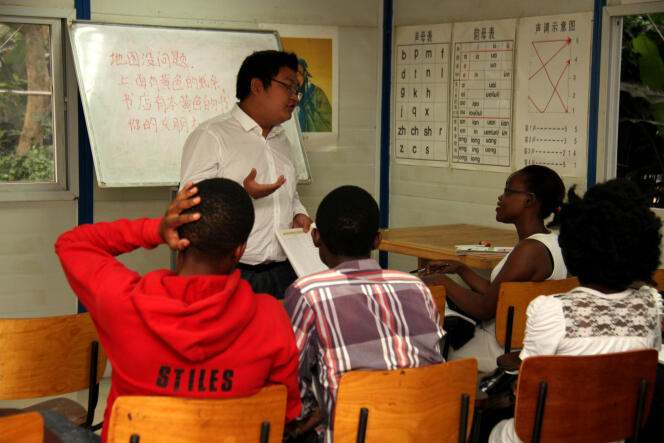 Le professeur Lin vérifie le niveau de connaissance de ses élèves à l’institut Confucius, à l’université de Makerere (Kampala), le 7 décembre 2017.