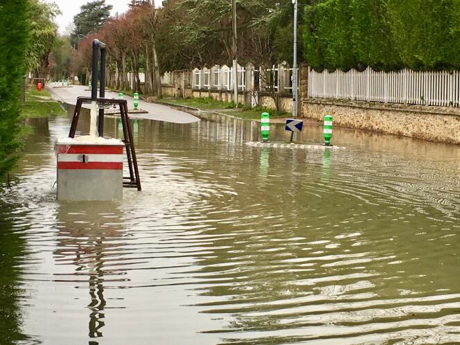 Dans la rue principale de l’île de Migneaux, la pompe à eau ne parvenait plus à endiguer l’inondation jeudi 25 janvier.