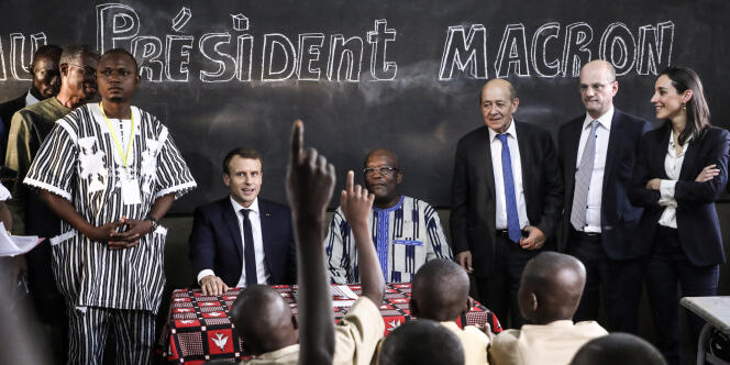Emmanuel Macron (g) et le président du Burkina Faso Roch Marc Christian Kaboré (d) à l’école Lagm Taaba de Ouagadougou, le 28 novembre 2017.