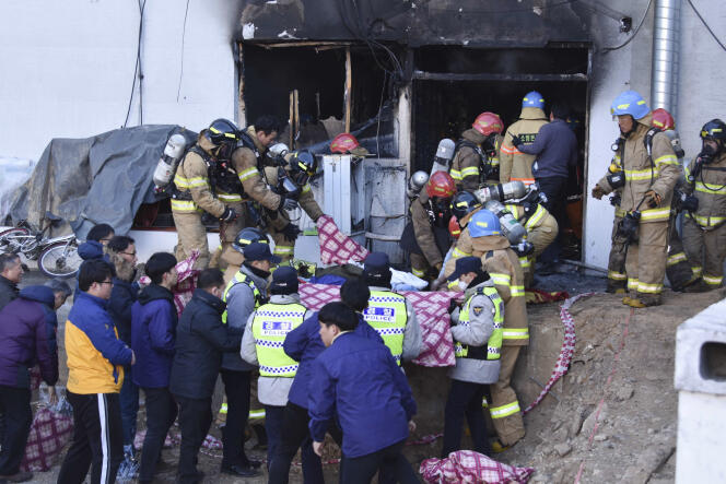 Les équipes de secours évacuent les blessés. C’est l’incendie le plus meurtrier du pays depuis 2003.