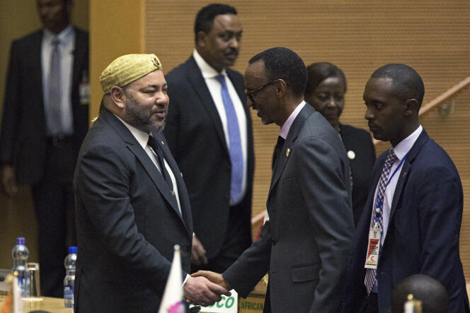 Le roi du Maroc, Mohammed VI, et le président du Rwanda, Paul Kagamé, au siège de l’Union africaine, à Addis-Abeba, en janvier 2017.