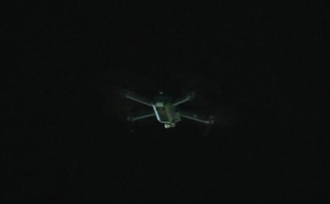 Le pilote de ce drone, photographié au-dessus du stade de Newport, en Angleterre, a été interpellé.