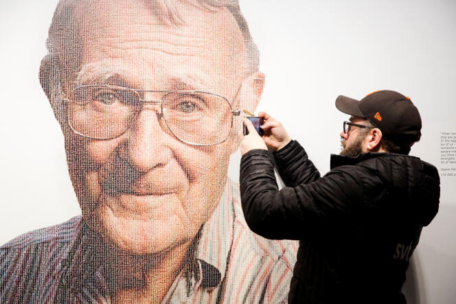 Un visiteur du Musée Ikea d’Almhult (Suède) prend une photo du portrait du fondateur de la marque, Ingvar Kamprad, le 28 janvier.