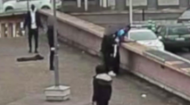 L’enregistrement vidéo de l’interpellation violence de Théo L. montre un policier (à gauche du jeune homme) lui porter un coup de matraque dans les fesses, le blessant gravement.