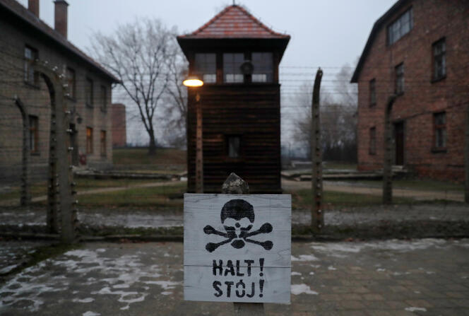 Un panneau sur lequel est écrit « Stop ! » en allemand et en polonais dans le camp d’Auschwitz-Birkenau, en Pologne.