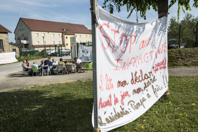 Devant l’Ehpad Les Opalines, à Foucherans (Jura), lors d’une grève, en juin  2017, qui a duré cent dix-sept jours.