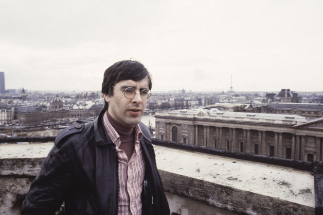 Le compositeur Renaud Gagneux photographié sur le beffroi de la mairie du 1er arrondissement à Paris, en mars 1979.