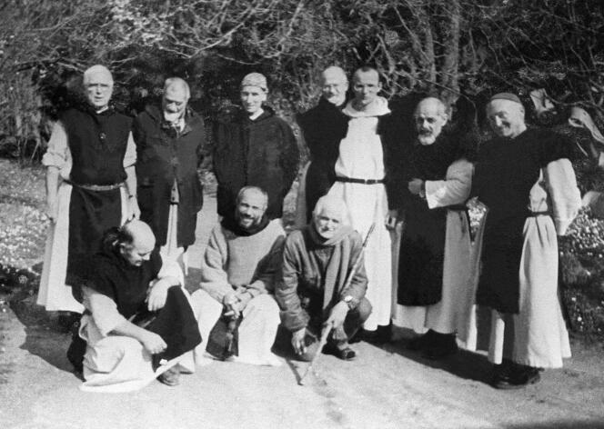 Photo non datée de six des sept moines trappistes kidnappés dans la nuit du 26 mars 1996 dans leur monastère à Tibéhirine, à 100 kilomètres au sud d’Alger.