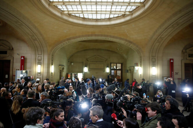 Des journalistes réunis au Palais de Justice de Paris, avant une audience du procès de Jawad Bendaoud, le 24 janvier.
