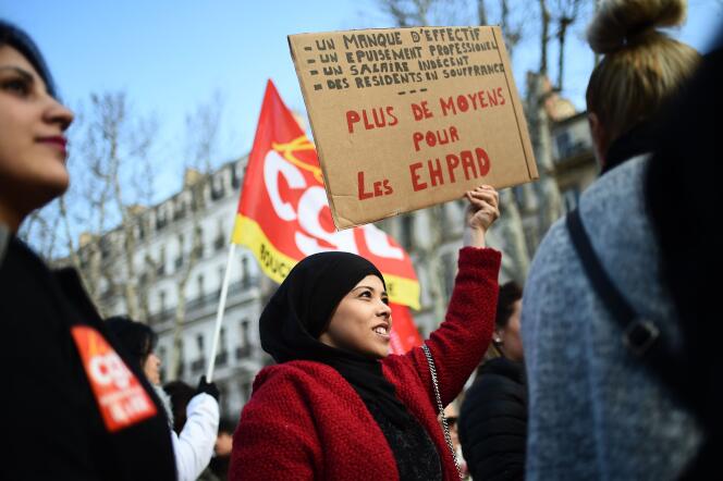 Des employés d’Ehpad manifestent à Marseille, le 30 janvier.