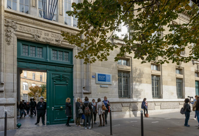 Devant l’entrée des locaux parisiens de l’ESCP Europe, dont le master en finance est classé deuxième mondial après celui d’HEC par le « Financial Times » en 2018.