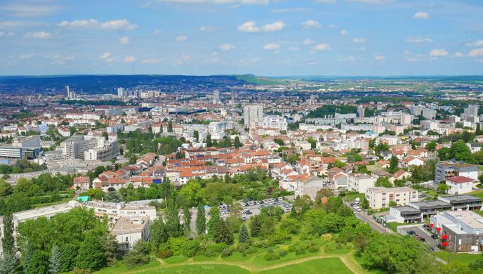 Vue de l’agglomération du Grand Nancy, dont les deux tiers du parc privé de logements ont été construits dans les années 1950-1970, avant les premières réglementations thermiques.