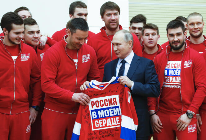 Le président russe Vladimir Poutine avec l’équipe nationale de hockey.