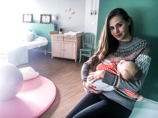Marjorie, 27 ans, dans la chambre d’accouchement de La Maison, où elle a donné naissance à son fils Manoa, le 3 novembre, à Grenoble.