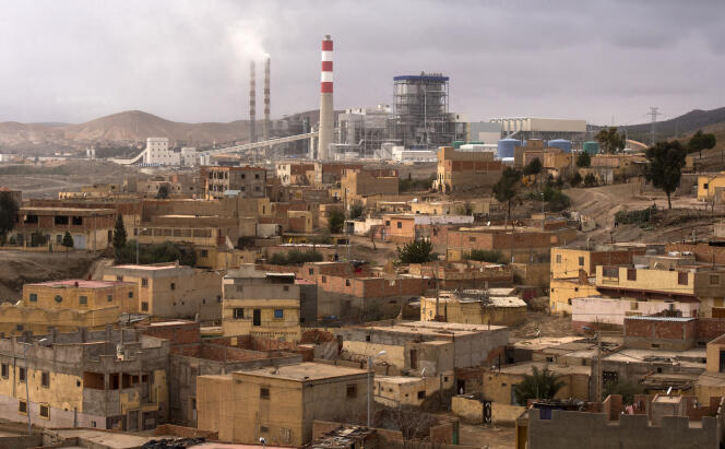 A Jerada, ancienne ville minière dans l’est du Maroc, la centrale thermique, qui utilise du charbon importé notamment de Pologne, n’apporte que peu d’emplois.