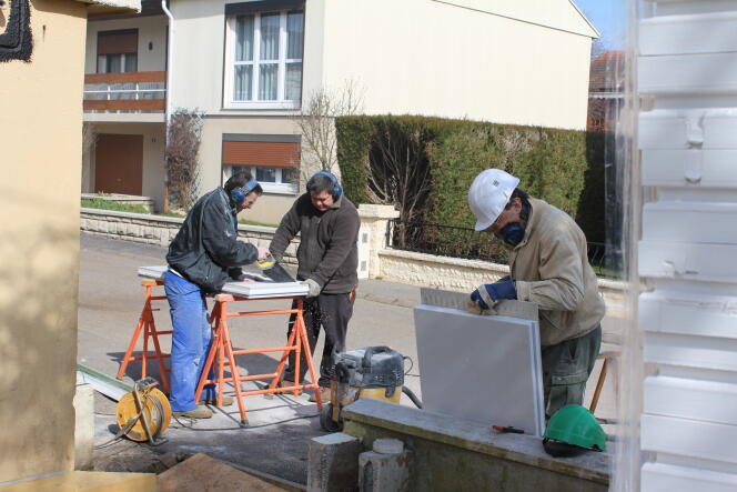 A Clairlieu, lotissement pavillonaire de Villers-lès-Nancy, les chantiers de rénovation énergétique des maisons sont participatifs : des bénévoles du quartier prennent part aux travaux, aux côtés de professionnels.