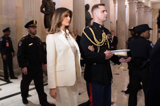 Melania Trump est arrivée séparément de Donald Trump, vêtue d’un « tailleur-pantalon ivoire de Dior, un chemisier Dolce & Gabbana et une paire de Louboutin », détaille le « New York Post ».