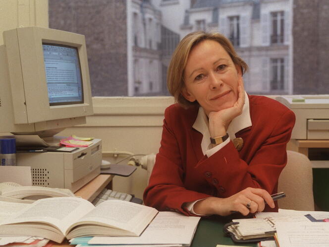 Photo prise le 8 décembre 1998, dans son bureau, de la sociologue Irène Théry, auteur du rapport 