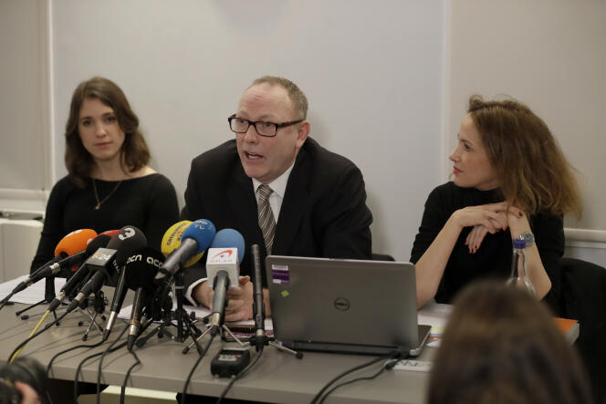 Les avocats et défenseurs des droits humains Jessica Jones (à gauche), Ben Emmerson (au centre) et Rachel Lindon (à droite) donnent une conférence de presse à propos de la situation des trois ex-dirigeants catalans qu’ils défendent, le 1er février 2018.