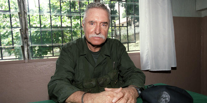 Le mercenaire Bob Denard lors d’une conférence de presse à Moroni après la tentative de coup d’Etat aux Comores, le 4 octobre 1995.