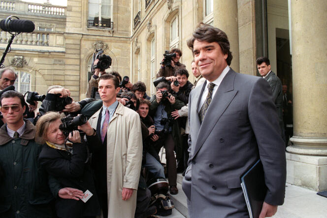 Bernard Tapie, à la sortie de son premier conseil des ministres, à l’Elysée, à Paris, le 8 avril 1992.
