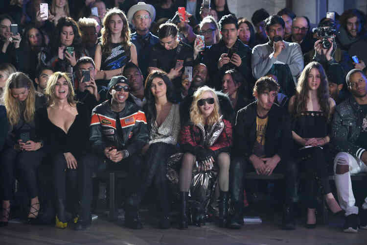 Carine Roitfeld, Tyga, Kylie Jenner, Madonna et Steven Klein au premier rang du défilé automne-hiver 2017-2018 à la Public Library de New York.