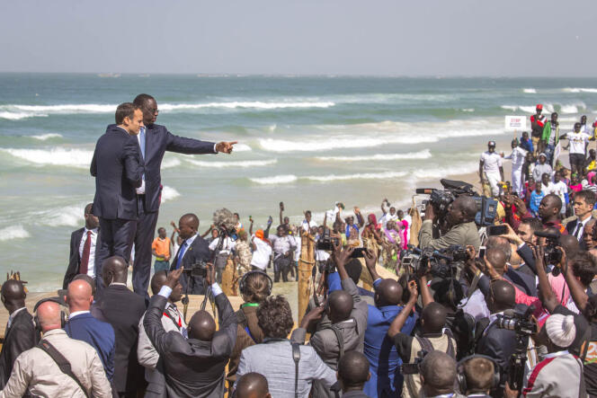 Le président français et son homologue sénégalais, Macky Sall, à Saint-Louis, au Sénégal, le 3 février.