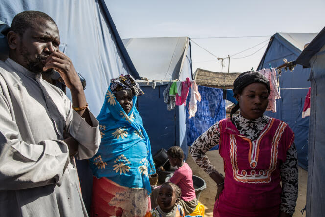 Abdou Guey, à gauche, et Léna Diop, à droite, réfugiés climatiques dans le camp de Kaar Yallah, à Saint-Louis, au Sénégal, le 31 janvier 2018.