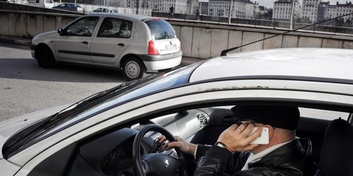 Telephoner En Voiture Est Interdit Meme Arrete Sur La Route Avec Des Feux De Detresse