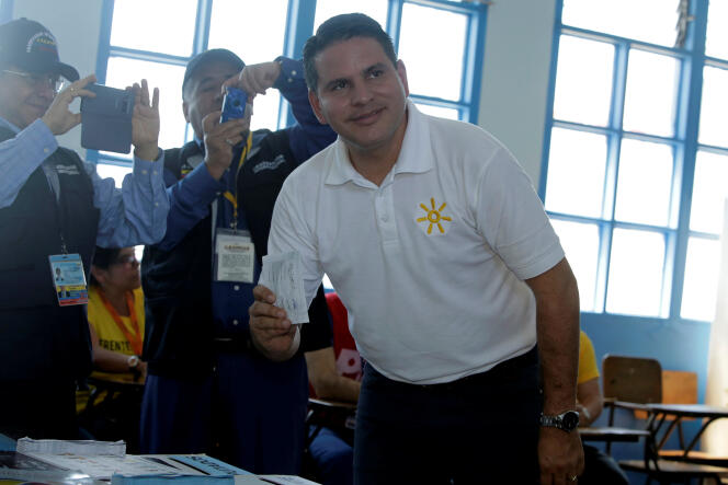Fabricio Alvarado dans un bureau de vote de San José, le 4 février.