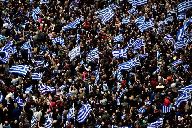 Les manifestants défilent sur le place Syntagma à Athènes, le 4 février.
