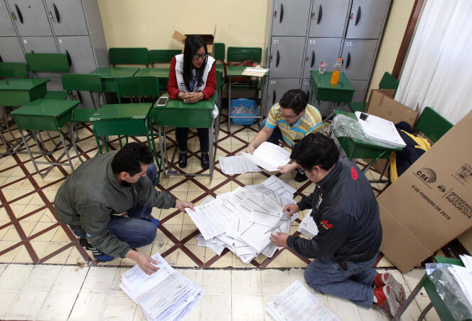 Lors du dépouillement du référendum, dans un bureau de vote de Quito, le 4 février.