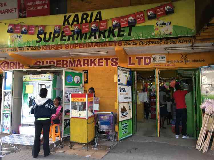 Le Karia Supermarket est le seul supermarché pour le million d’habitants qui vivent autour de la décharge.