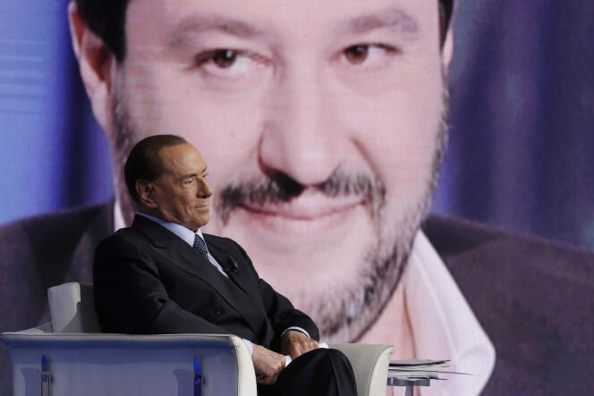 L’ancien premier ministre italien Silvio Berlusconi, avec en arrière-plan Matteo Salvini, le dirigeant de la Ligue du Nord, lors de l’enregistrement d’une émission télévisée sur la RAI, à Rome, le 11 janvier 2018.