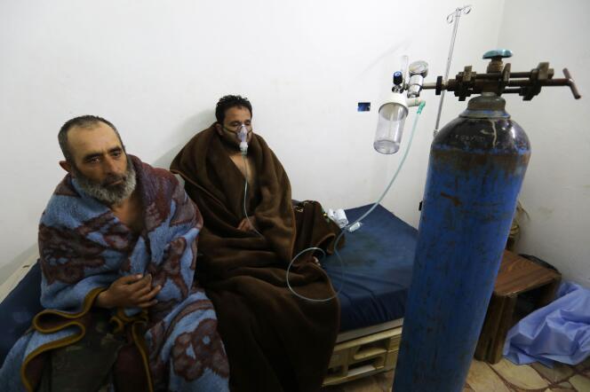 Des Syriens pris en charge dans un hôpital des environs de Saraqeb, en Syrie, le 4 février.