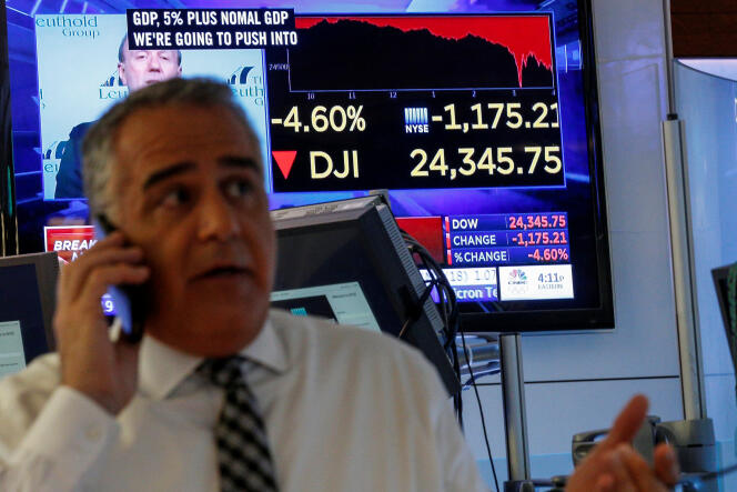 Un tradeur après la clôture de la Bourse de New York et la chute de l’indice Dow Jones, le 5 février.