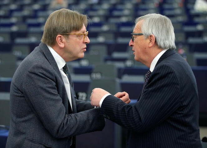 « Il s’agissait de contrer les proeuropéens, et Emmanuel Macron en particulier, de crainte que les listes transnationales ne bousculent la politique européenne » (Le président de la Commission européenne Jean-Claude Juncker (à droite) avec Guy Verhofstadt au Parlement européen à Strasbourg, le 6 février).