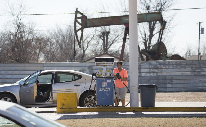 Une station-service à proximité d’une unité de pompage de pétrole, à Oklahoma City, en février 2016.