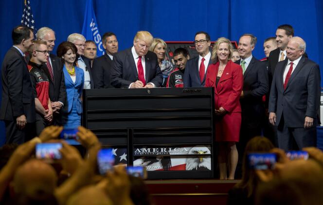 Donald Trump lors de la signature du décret visant à réformer le programme de visas H1B, destinés aux travailleurs hautement qualifiés, à Kenosha (Wisconsin), en avril 2017.