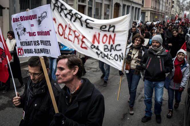 « Le modèle est celui du lycée modulaire à l’anglaise et d’un enseignement supérieur très inégalitaire » (Manifestation, à Lyon, contre la réforme du bac et de l’entrée à l’université, le 6 février).