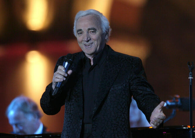 Charles Aznavour pendant un concert, le 30 septembre 2006, à Erevan.